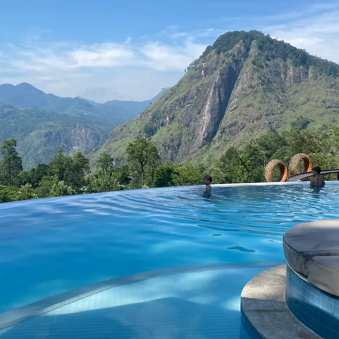 Kinderen in zwembad met uitzicht vanuit 98 Acres resort, Sri Lanka